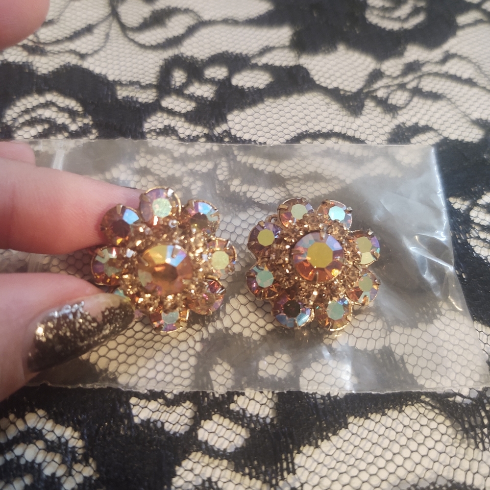 Gold flower gem earrings